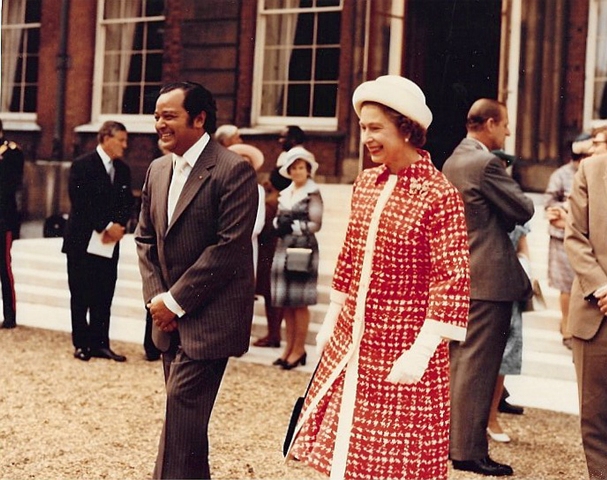 Sonny Ramphal with the Queen in 1976